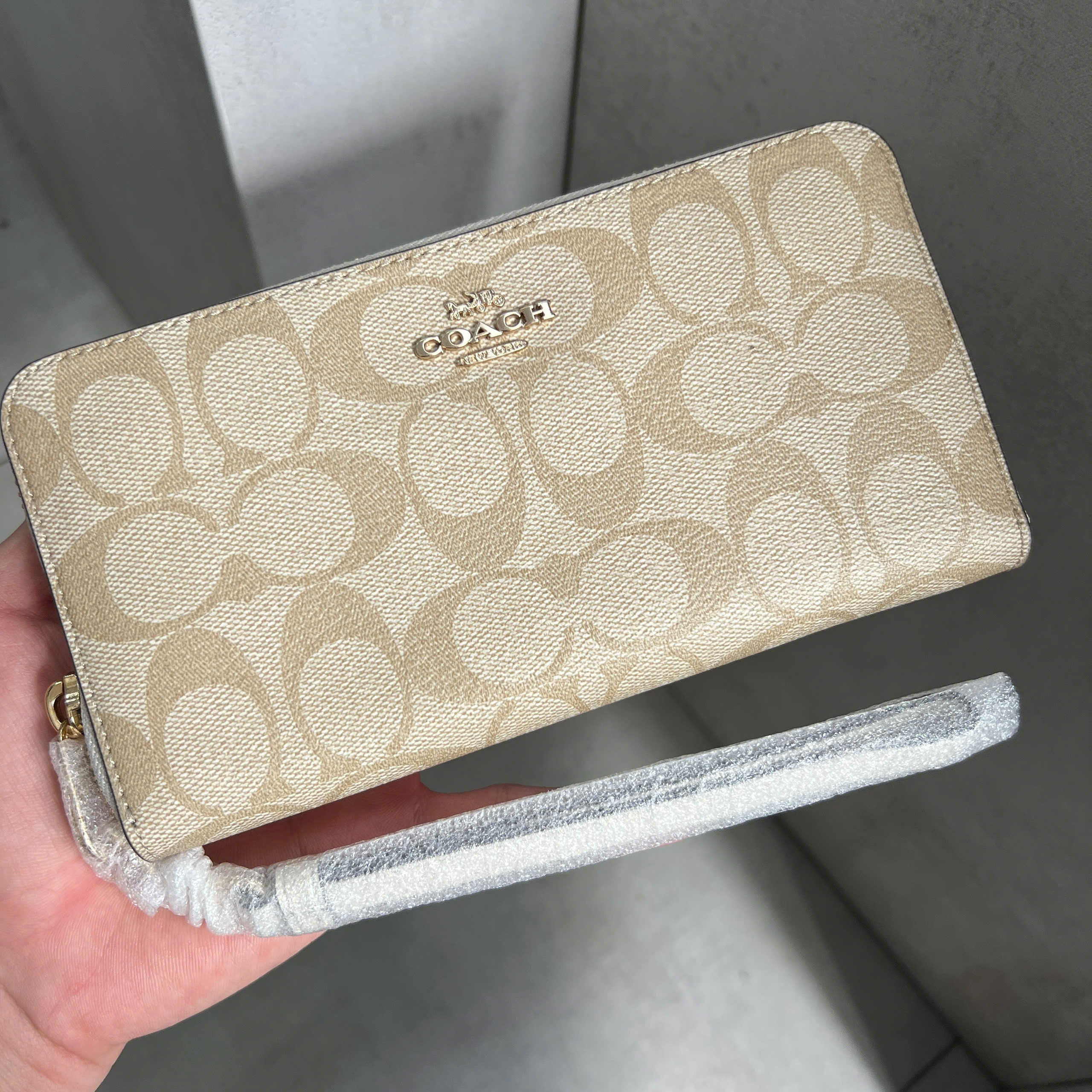 COACH SIGNATURE ZIP AROUND WOMEN WALLET - CREAM