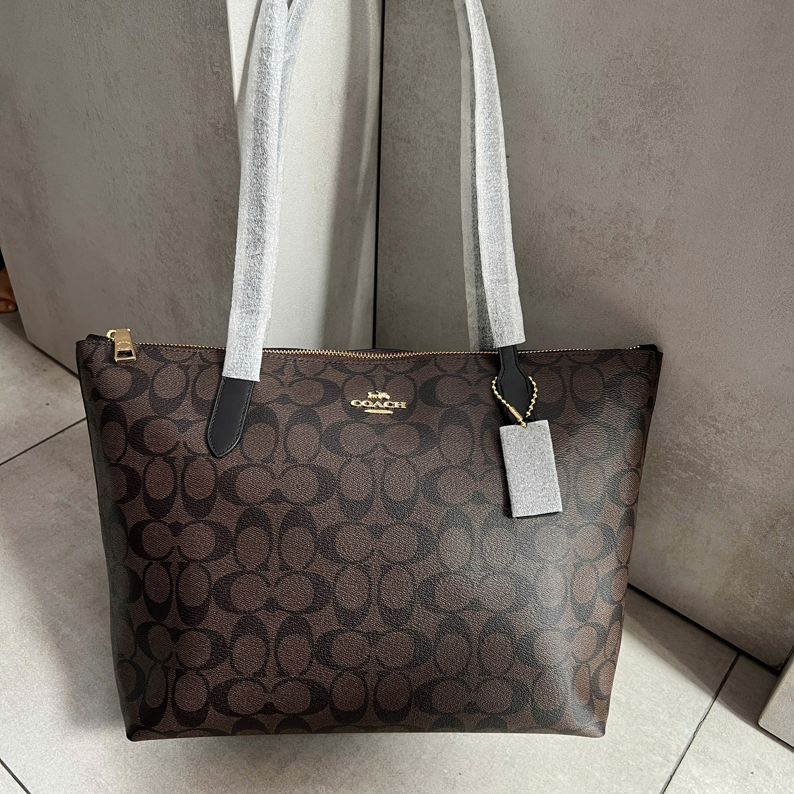 COACH SIGNATURE CANVAS ZIP TOTE BAG - BROWN