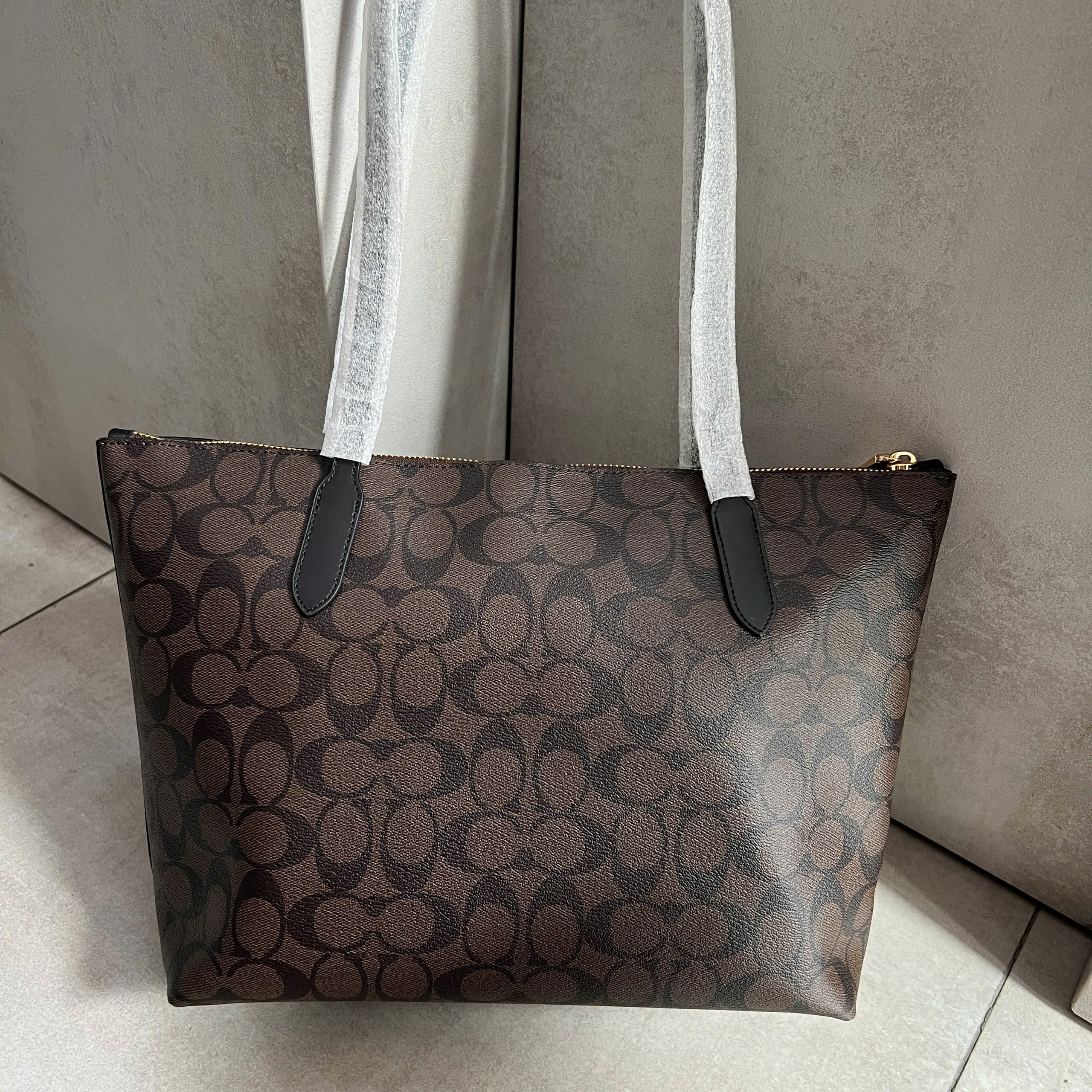 COACH SIGNATURE CANVAS ZIP TOTE BAG - BROWN